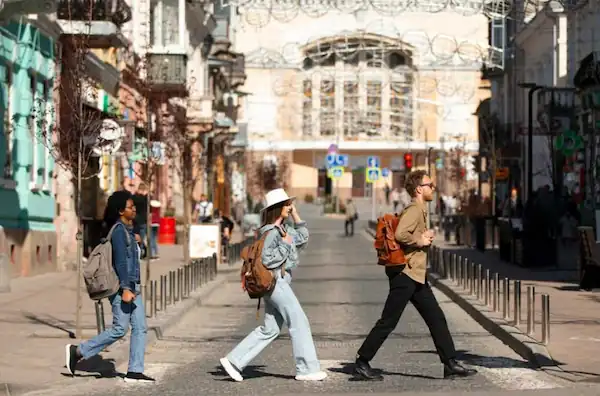 full-shot-people-traveling-together
